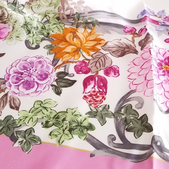 Salvatore Ferragamo Ceramica Print Silk Square Scarf Avorio Rose - Picture 8 of 10